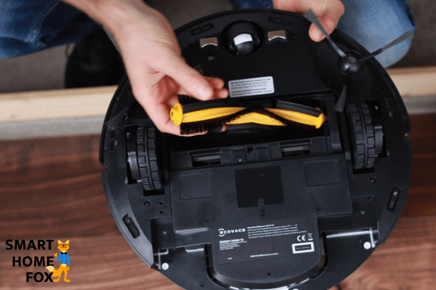 главная щетка Ecovacs Deebot OZMO T8+ снимается.